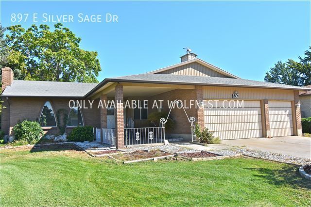 Foto principal - Gorgeous 5 Bedroom Sandy Home! No Deposit ...