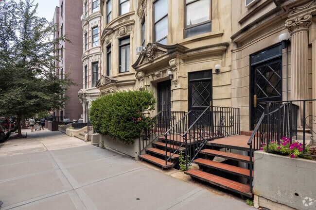 Building Photo - 43 W 85TH St