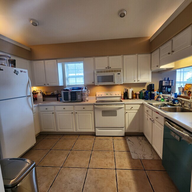 Building Photo - 1145 High Meadow Dr