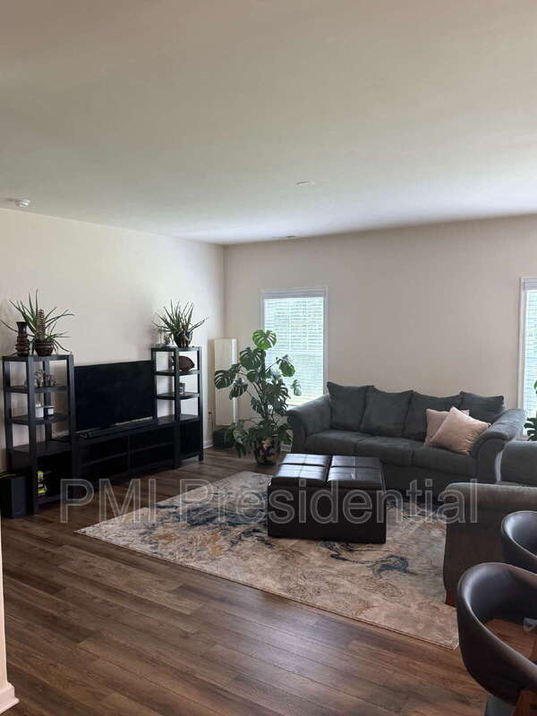 Building Photo - 7044 Hepworth Dr
