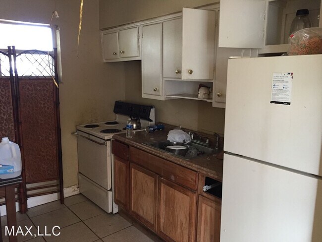 Building Photo - 2 br, 1 bath House - 1807 NW 8 CT