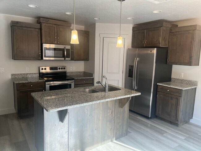 Foto del edificio - 3 bed | 2.5 bath | 2-car Townhome with Was...