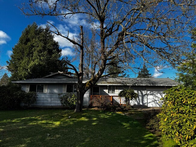 Foto del edificio - All new flooring and paint! Huge lot, desirable neighborhood!! Some new appliances, new light fix...