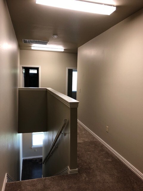 Building Photo - ***4 Bedroom, 2.5 Bath Townhouse**** Walki...