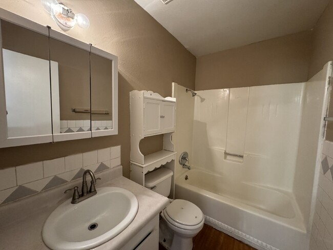 Foto del edificio - MOVE IN READY 2 Bed, 1 Bath Downstairs Con...