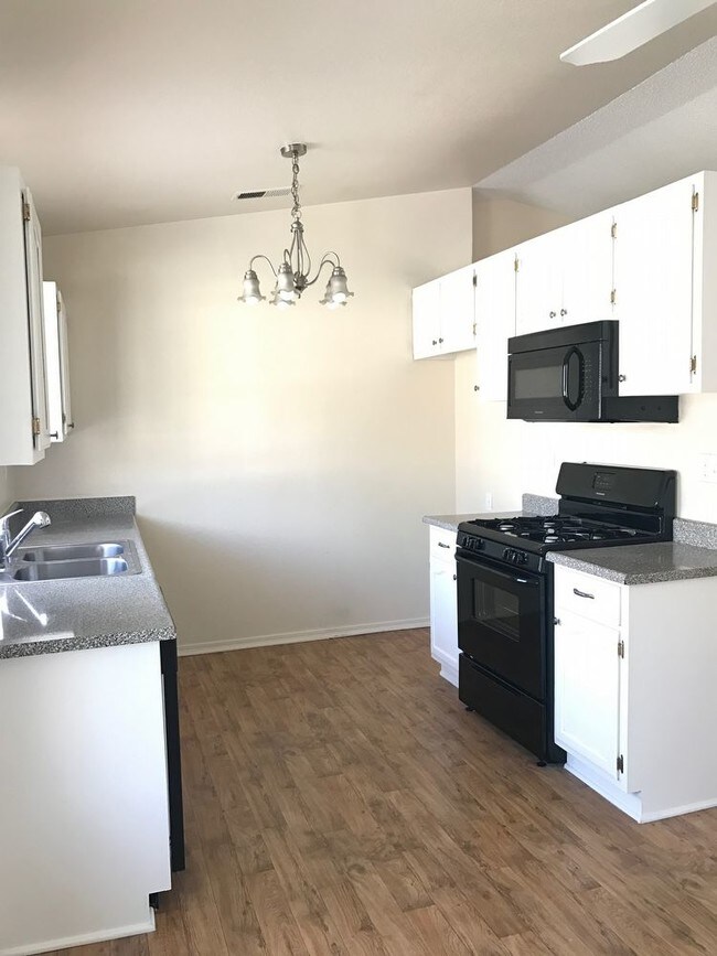 Building Photo - 9267 Spur Dr