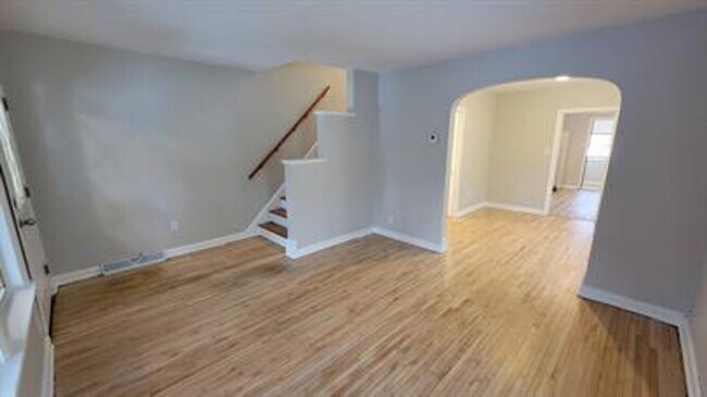 Foto del edificio - **Charming 1-Bedroom Plus Den Home with Modern Comforts**