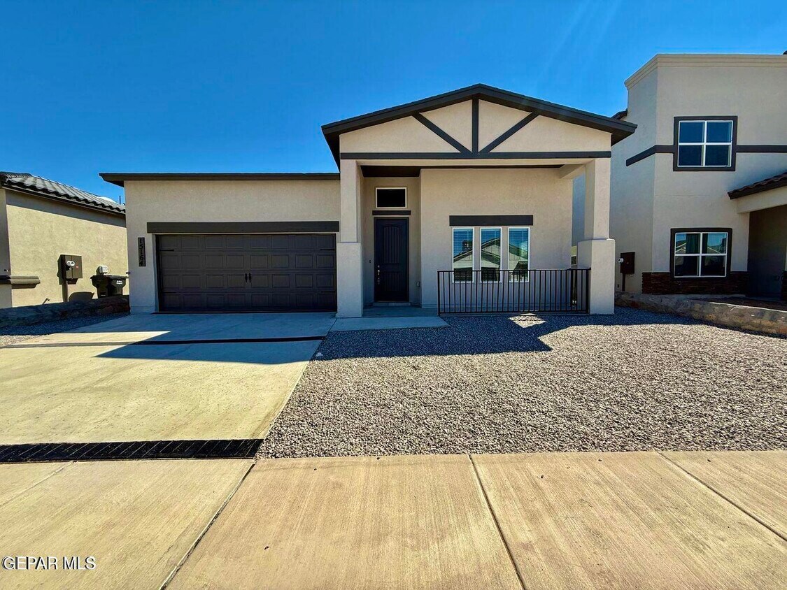 Foto principal - 15136 Ambition Ave