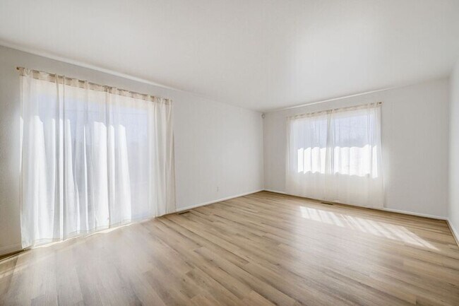 Foto del edificio - 901 Widefield Dr