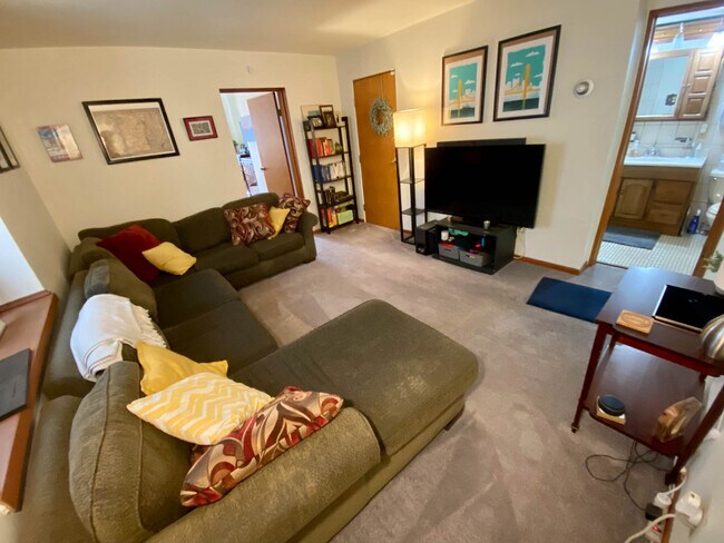 LR - 5517 Claybourne St