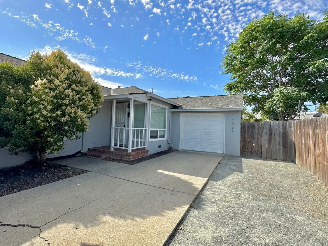 Primary Photo - COMING SOON! $2500 / 2 BR WONDERFULLY REMO...