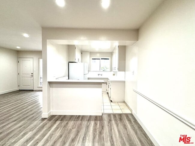 Building Photo - 854 S Sherbourne Dr