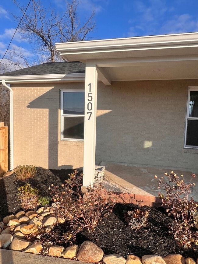 Foto del edificio - Newly Renovated Modern Cottage in Sevierville, TN — 2 Bed, 2 Bath, Open-Concept Living