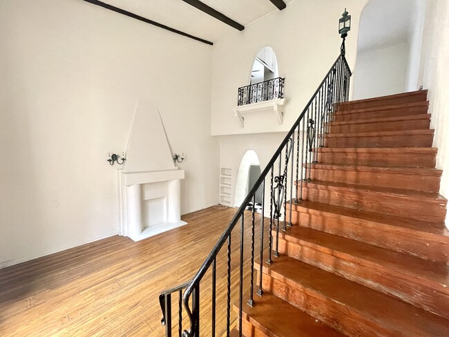 Building Photo - 226 S Fuller Ave