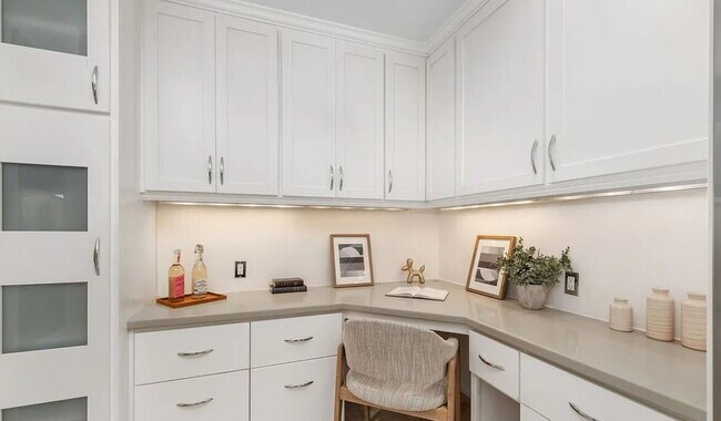 Foto del edificio - Spacious and  light-filled one-bedroom, on...