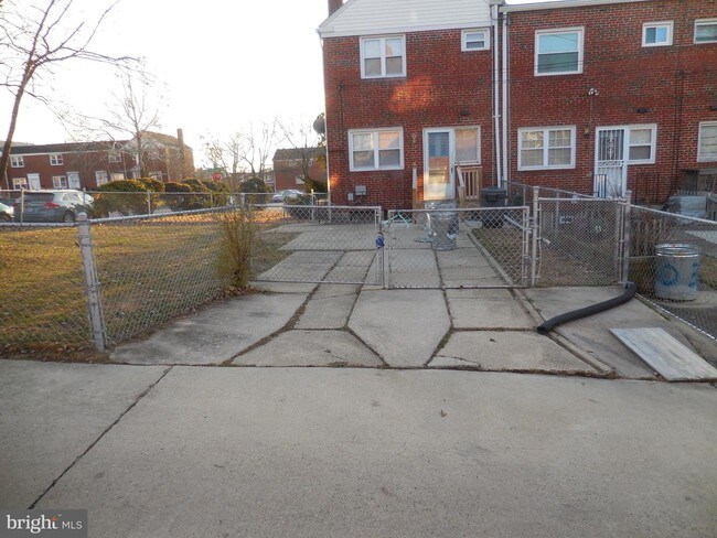 Foto del edificio - 7801 Hillsway Ave