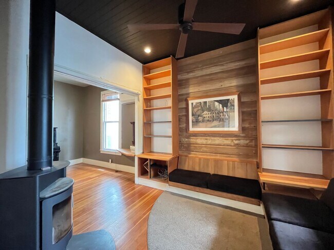 Building Photo - Beautiful 2 Bed 2 Bath + Den Oasis House i...
