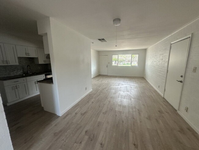 Foto del edificio - 327 Fairhaven Rd