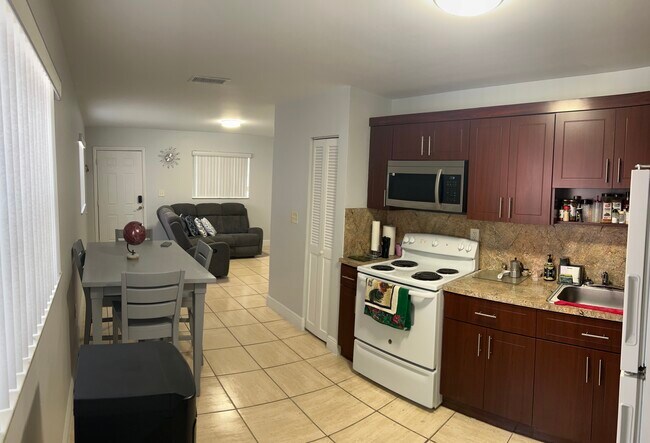 Foto del edificio - 3621 NW 194th Terrace