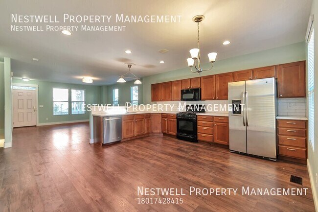Foto del edificio - Charming 4-Bedroom Daybreak Townhome with ...