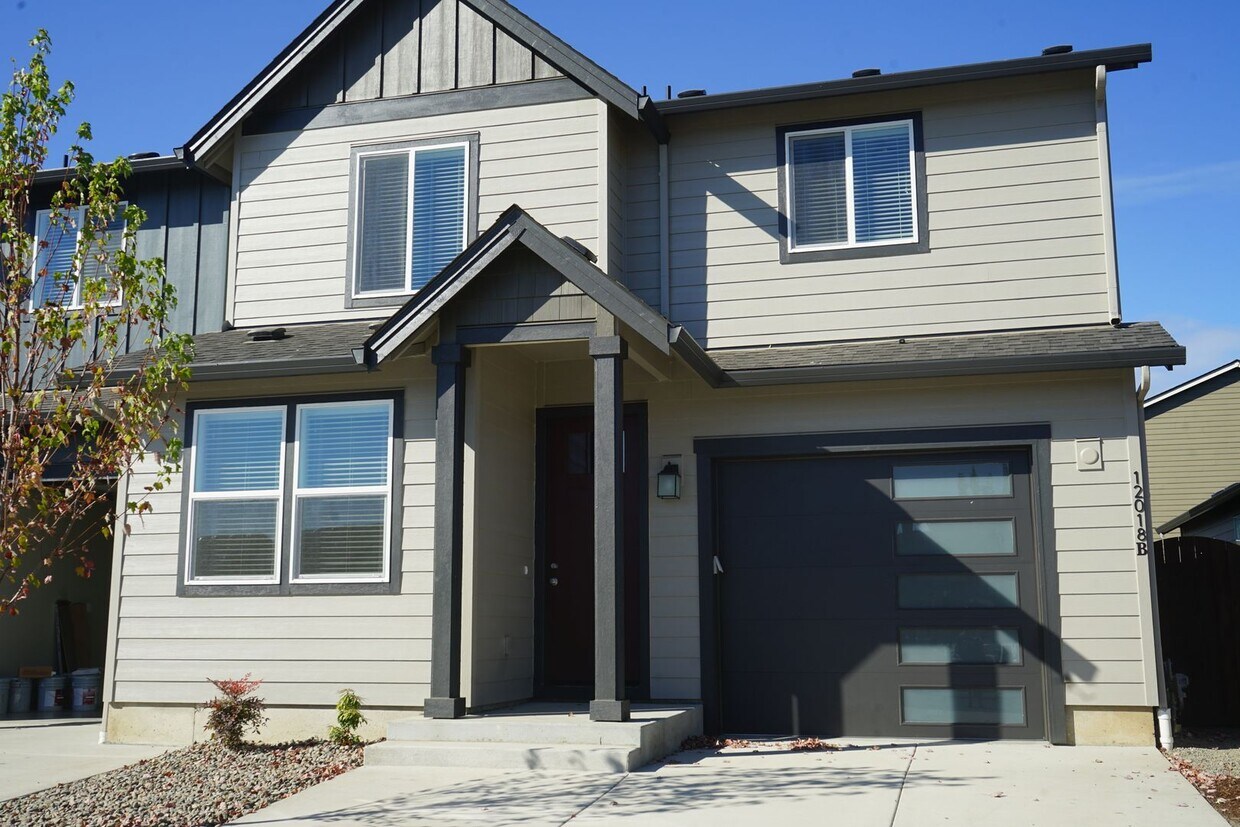 Photo - LIKE NEW Prairie Commons Luxury Townhome for Lease - 12018 NE 109th St Unit B