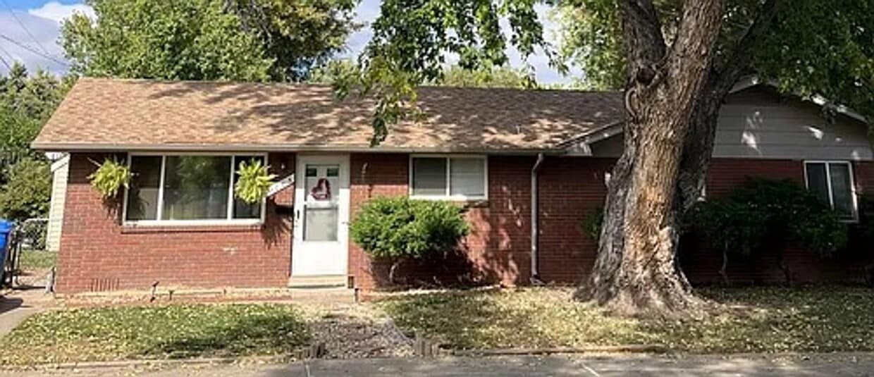 Primary Photo - Cute 2 Bedroom Duplex in the Heart of Love...