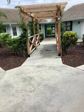 Building Photo - 1127 E Seminole Ave