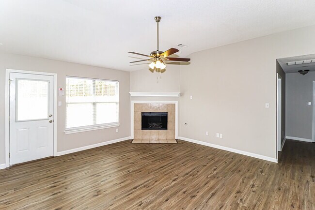 Foto del edificio - 120 Pinewood Dr