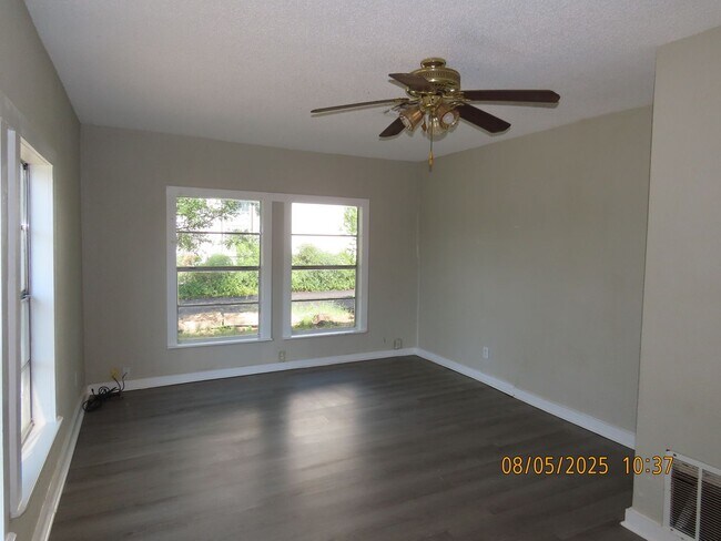 Foto del edificio - Cozy One Bedroom Duplex, Northwest Tyler