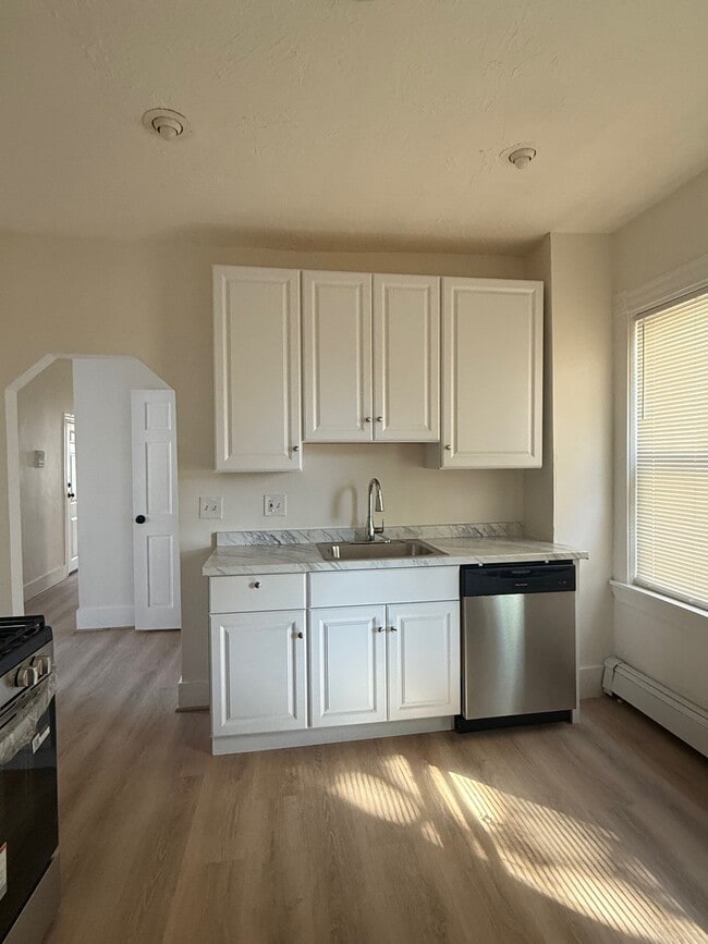 Building Photo - 37 Standish St