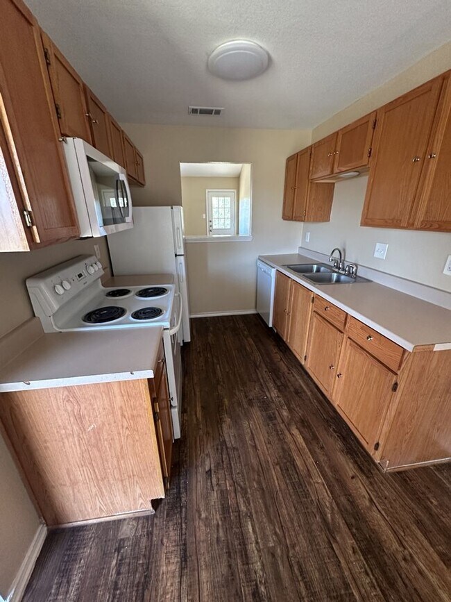 Foto del edificio - AVAILABLE NOW; APPLY AT OUR WEBSITE TODAY! Half off the first Month!!!