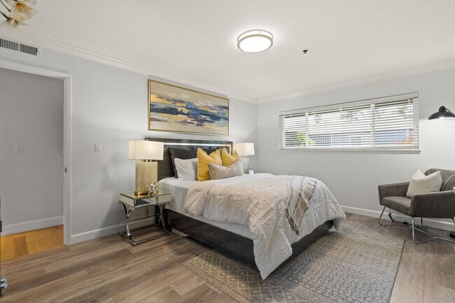 Building Photo - Fully remodeled and LOVELY, walk to town l...