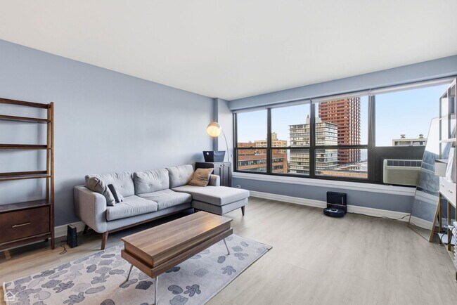 Foto del edificio - 2930 N Sheridan Rd