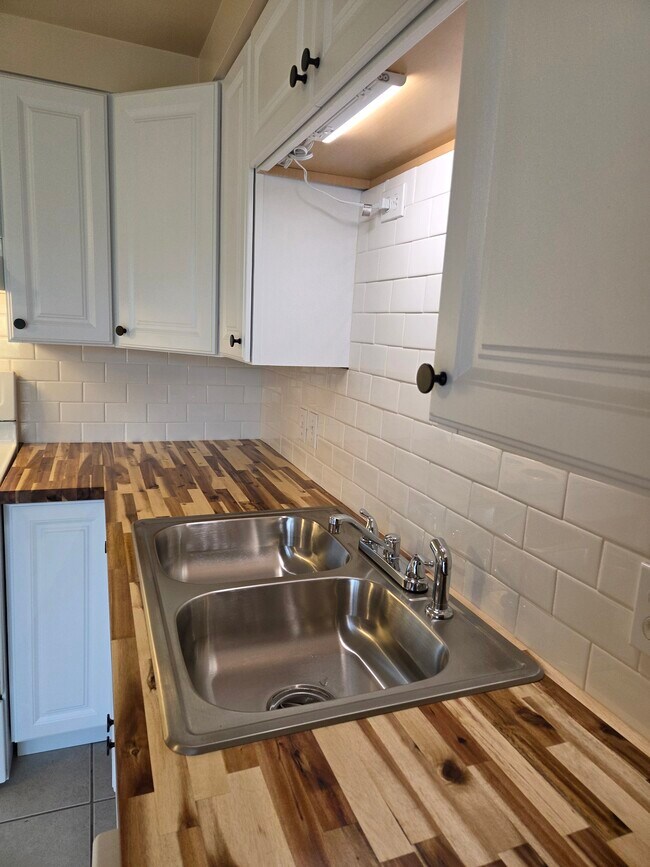 Nuevas encimeras de madera maciza y azulejos blancos tipo metro. - 496 Mercer Rd