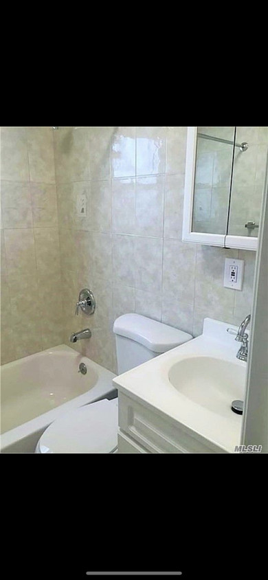 Bathroom - 18 Lincoln Pl