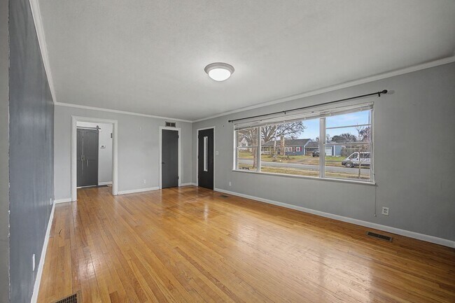Building Photo - Charming Neighborhood | Minutes from Downtown | 3 Beds + 2 Baths | Fenced Backyard | Screened Pat...