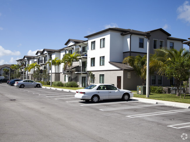 Vista lateral - La Joya Apartments