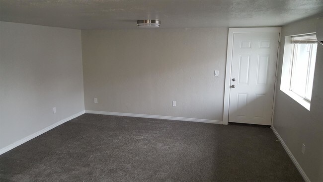 Building Photo - 4220 Highland Dr