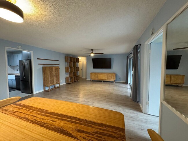 Foto del edificio - 3/2 with 2 car carport East Honolulu