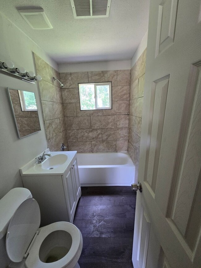 Building Photo - 2 bed 1 bath house!