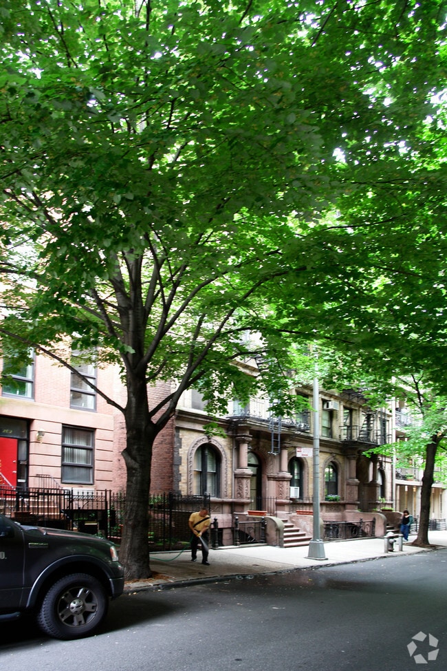 Building Photo - 264 W 25th St