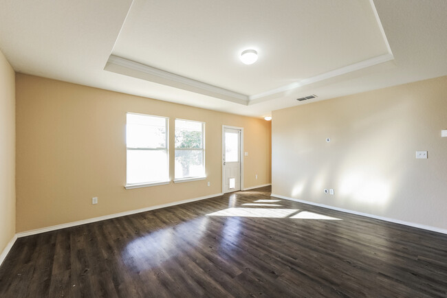 Building Photo - Spacious 4-Bedroom Home