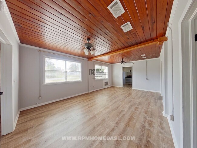 Building Photo - Charming 2 Bed, 2 Bath Home in Crestview, ...