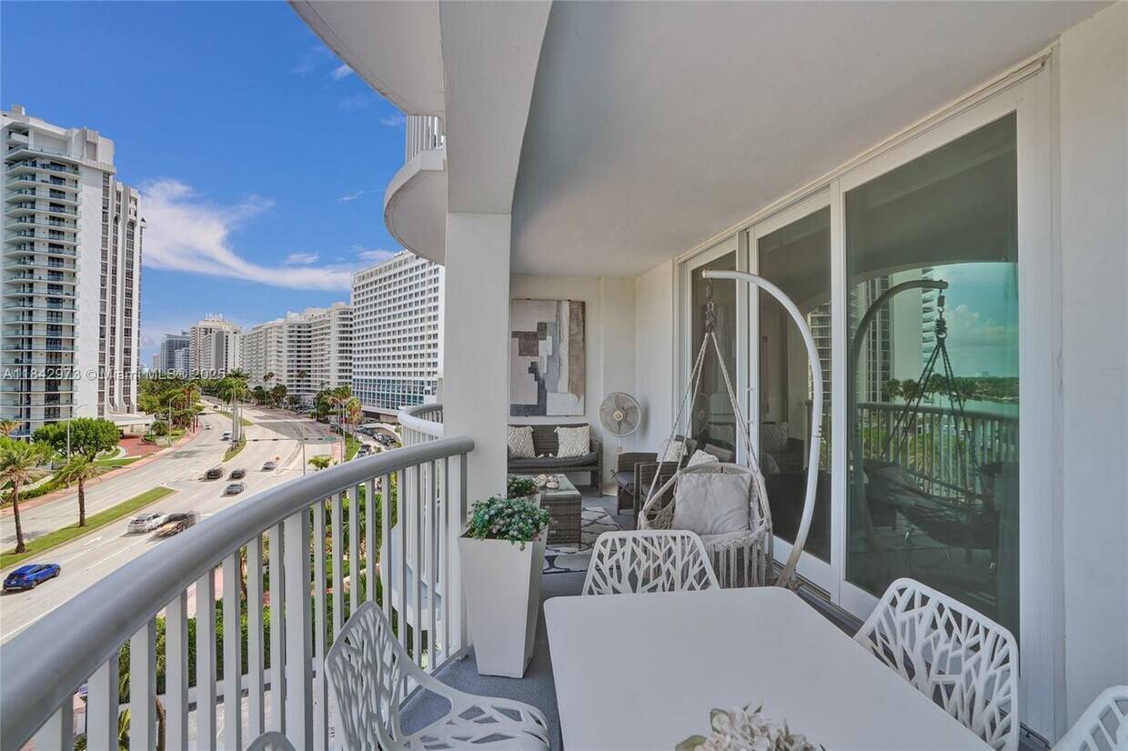 Primary Photo - 5401 Collins Ave