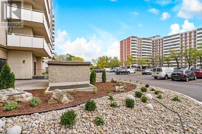 Building Photo - 21-121 Welsford Gardens