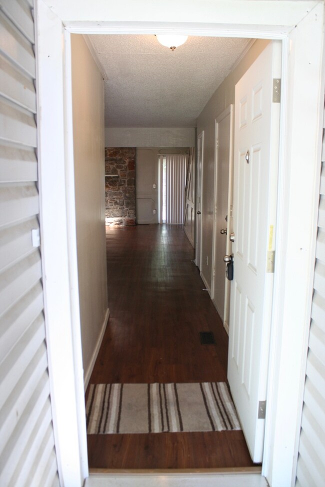 Building Photo - Massive 3 bedroom duplex with living room ...
