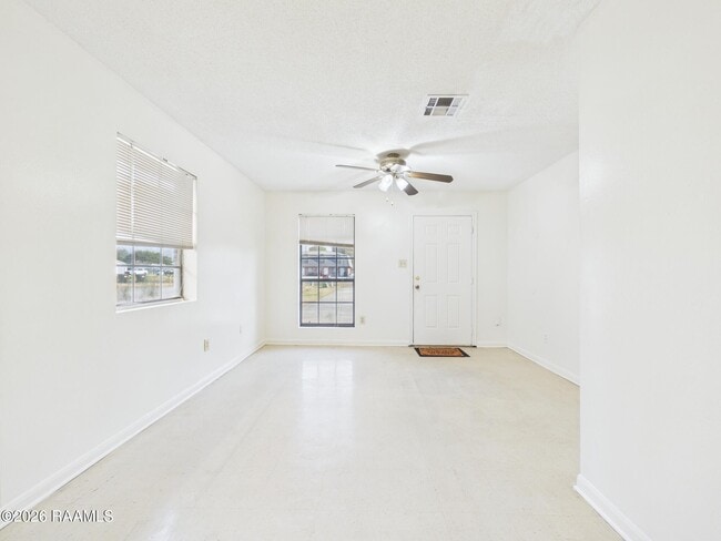 Building Photo - 104 Country Ln