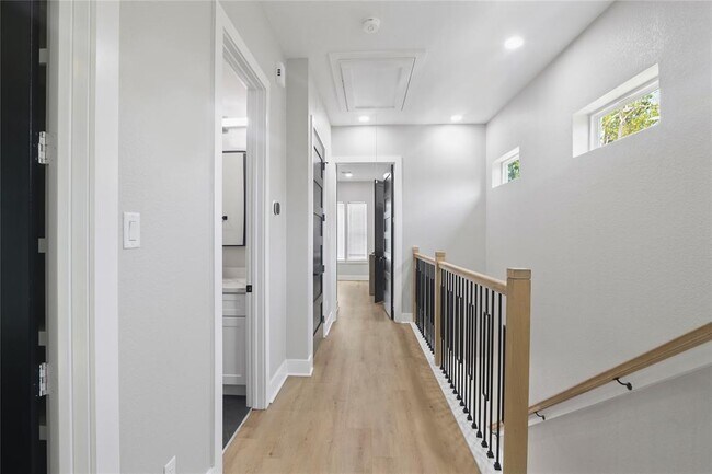 Building Photo - 1017 Calvin St