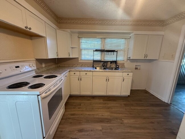 Building Photo - 2125 Cedar Crest Dr