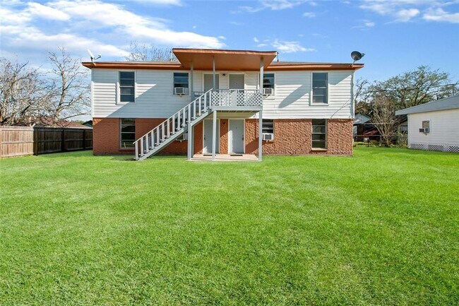 Building Photo - 2 Bed 1 Bath House in the Heart of Danbury!